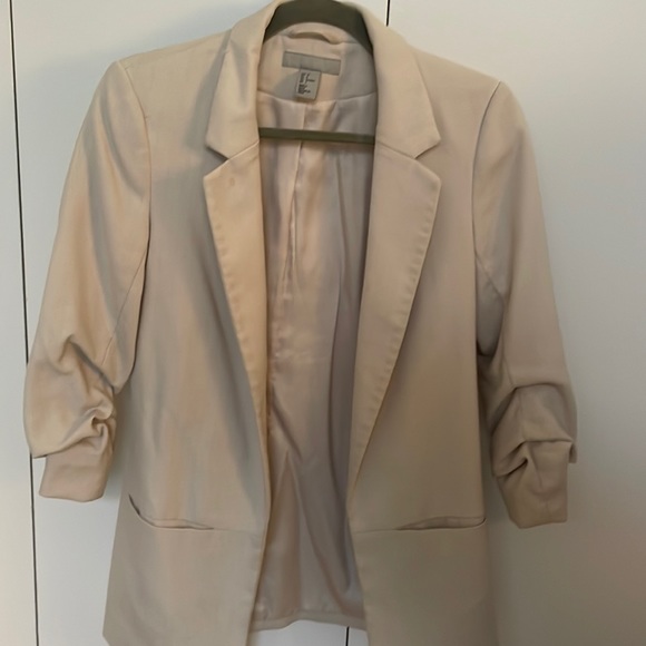 H&M blazer, beige with cropped sleeve. - Picture 1 of 3